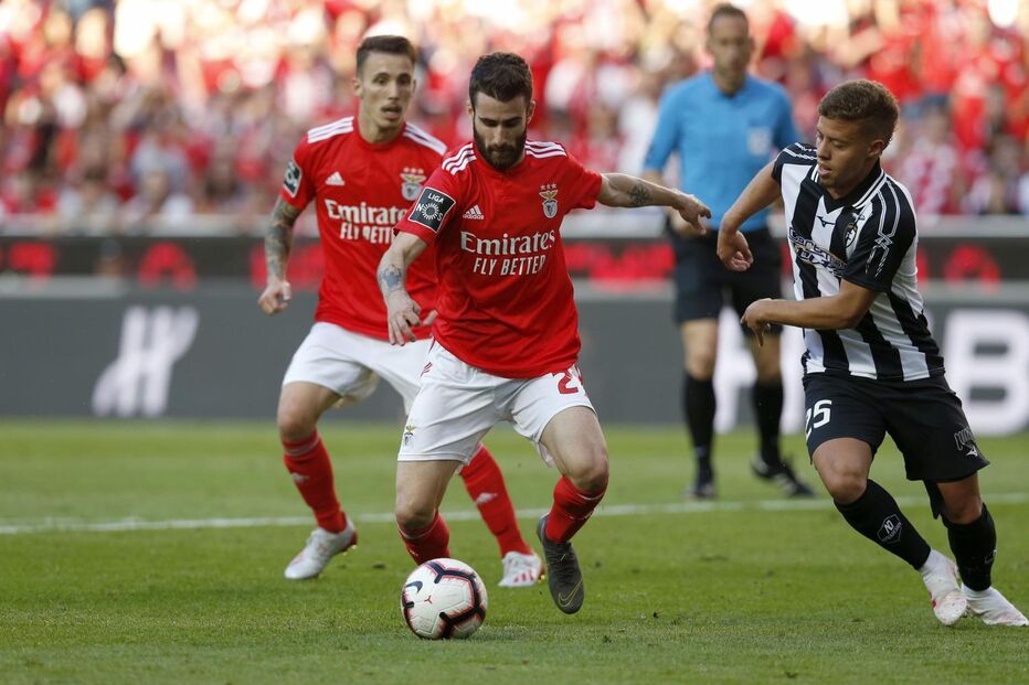 O jogador remata a bola e marca golo, durante o