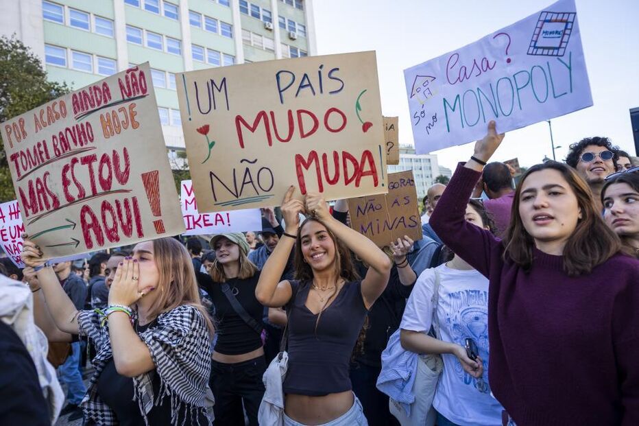 Manifestantes protestam, um país mudo não muda