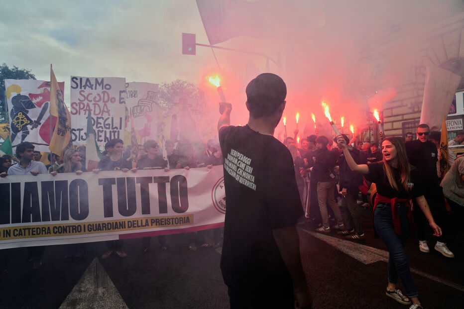 Milhares de pessoas manifestaram-se nas principais cidades italianas contra custo de vida