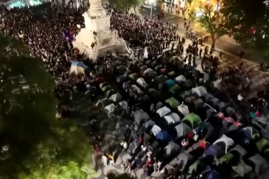 Tendas no Rossio pelo direito à habitação