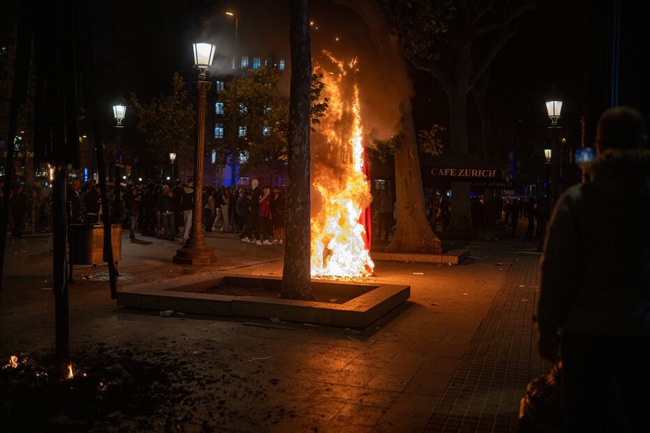 Grupos saqueiam lojas e partem montras no centro de Barcelona. Há pelo menos 100 detidos