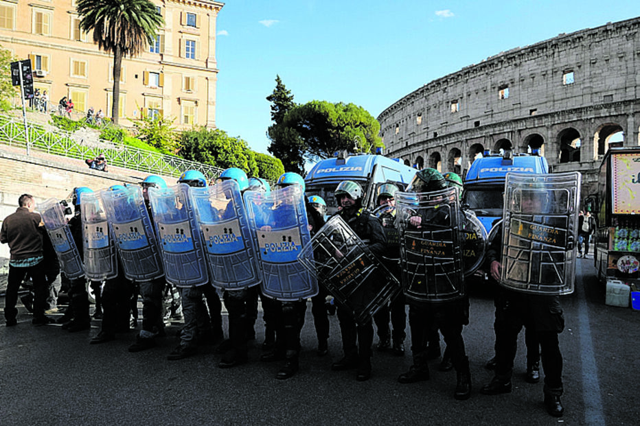 Na capital italiana, protestou-se contra o rearmamento e o envolvimento da Itália em conflitos. Um forte dispositivo policial esteve atento às movimentações