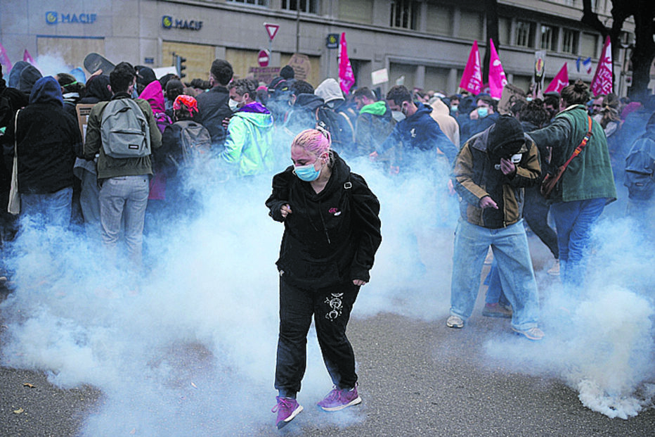 Lyon é outra das cidades francesas onde se têm registado tumultos, e este sábado não foi exceção. A polícia interveio, uma vez que os manifestantes saíram do percurso autorizado