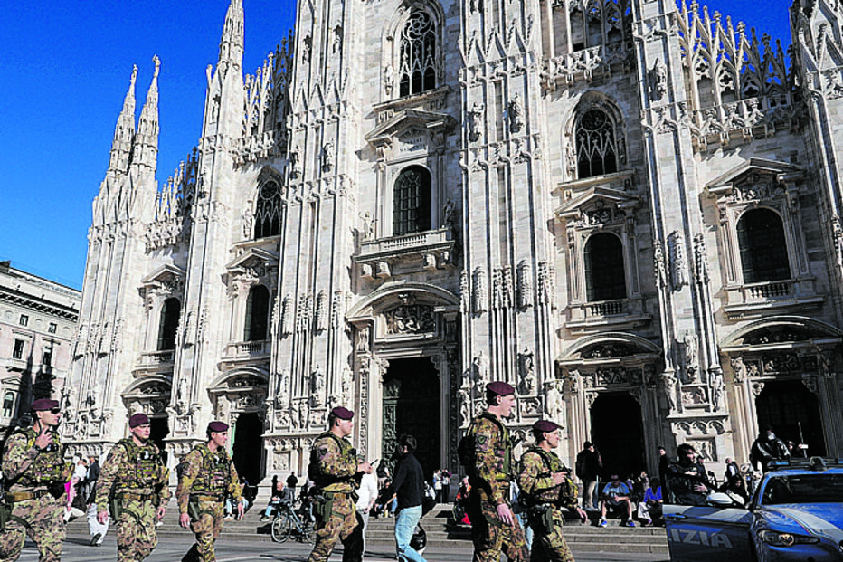 A tropa de elite do exército italiano, destacada pela primeira-ministra Giorgia Meloni, patrulhou várias zonas da cidade da Milão, como a área em torno da catedral