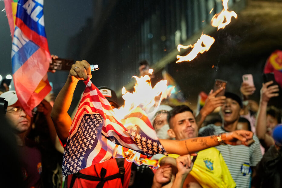 Apoiantes de Lula queimam uma bandeira dos EUA 