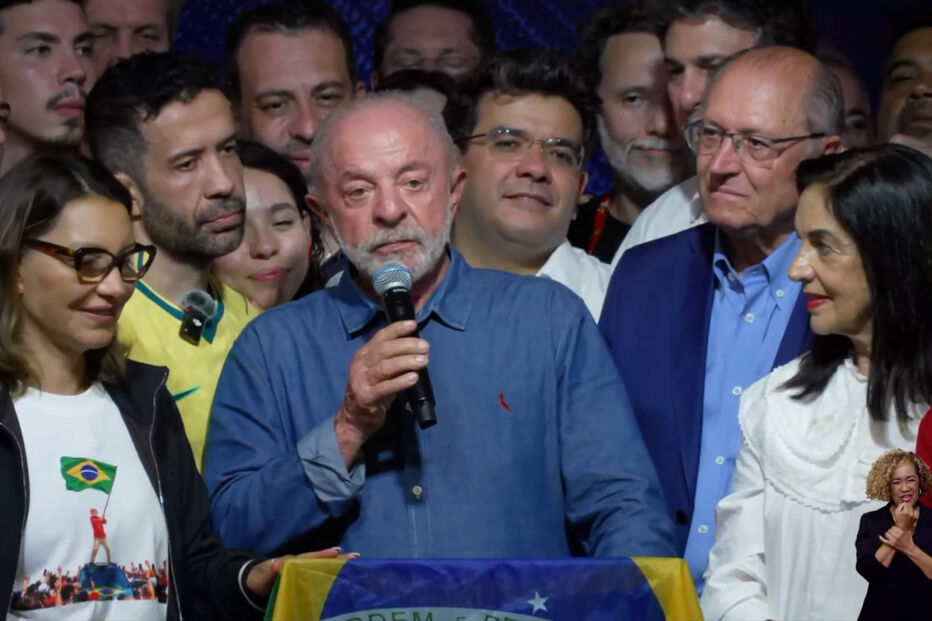 Lula agradece a generosidade da juventude brasileira em comício