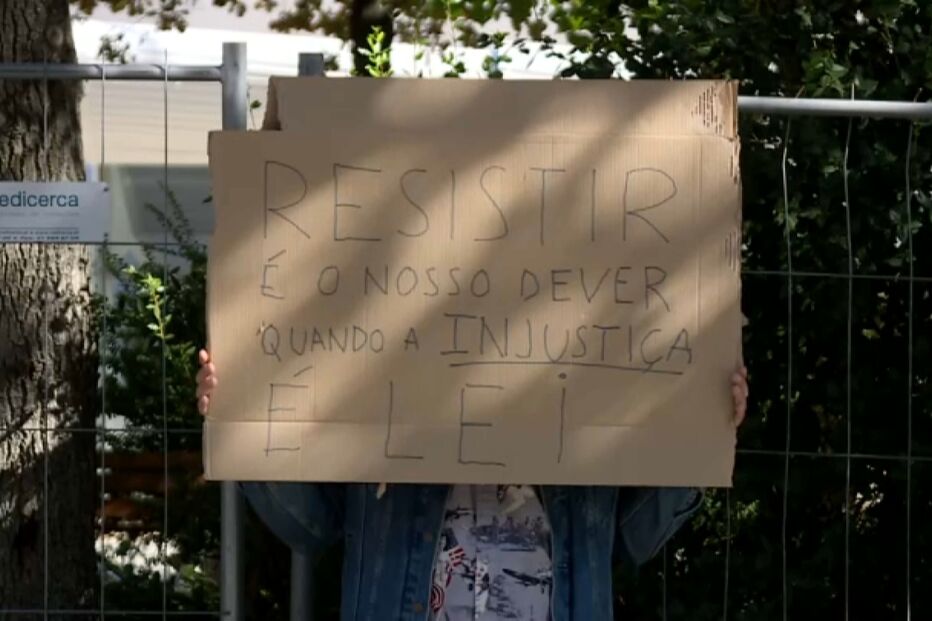 Manifestantes participam em vigília no Campus de Justiça para acompanhar detidos durante intervenção policial