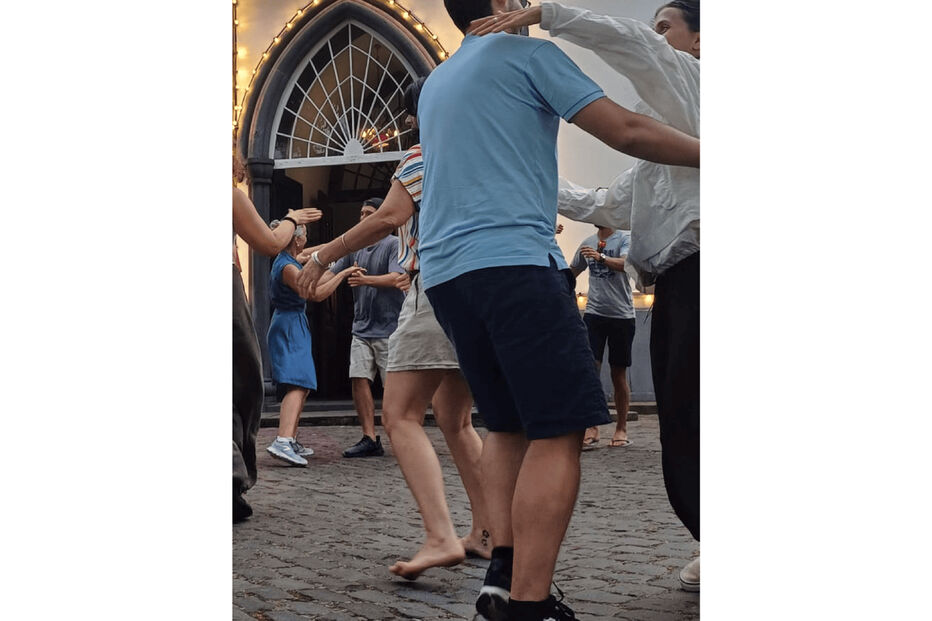 Pessoas dançam em celebração em Ponta Delgada